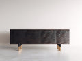 Mueble recibidor de madera de ingeniería marrón oscuro 200x42x76 cm con 4 puertas onduladas y patas metálicas estilo contemporáneo